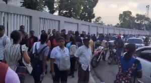 Largas filas en el Metro Santo Domingo en medio de la protesta de empleados