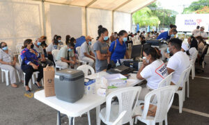 Personas asisten a Salud Pública por una prueba de la enfermedad. Félix de la Cruz