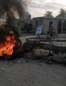 Haitianos bloquean carretera principal de acceso a CODEVI