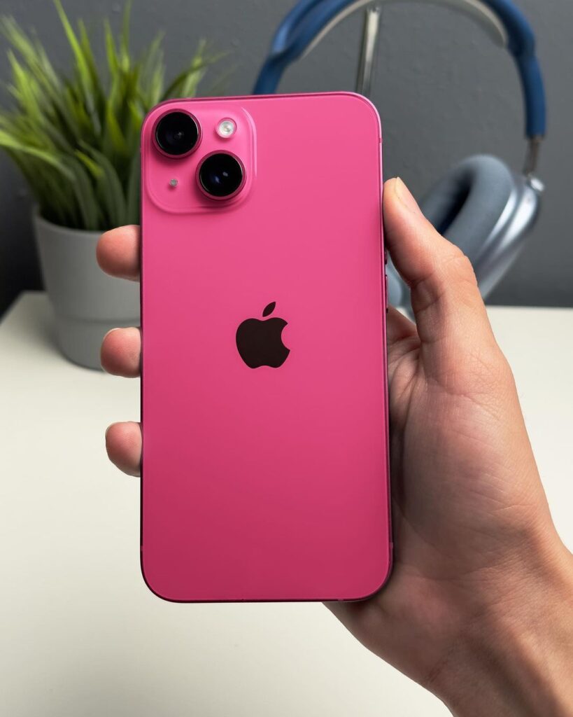 Entre los colores del iPhone 15 está el color de la temporada