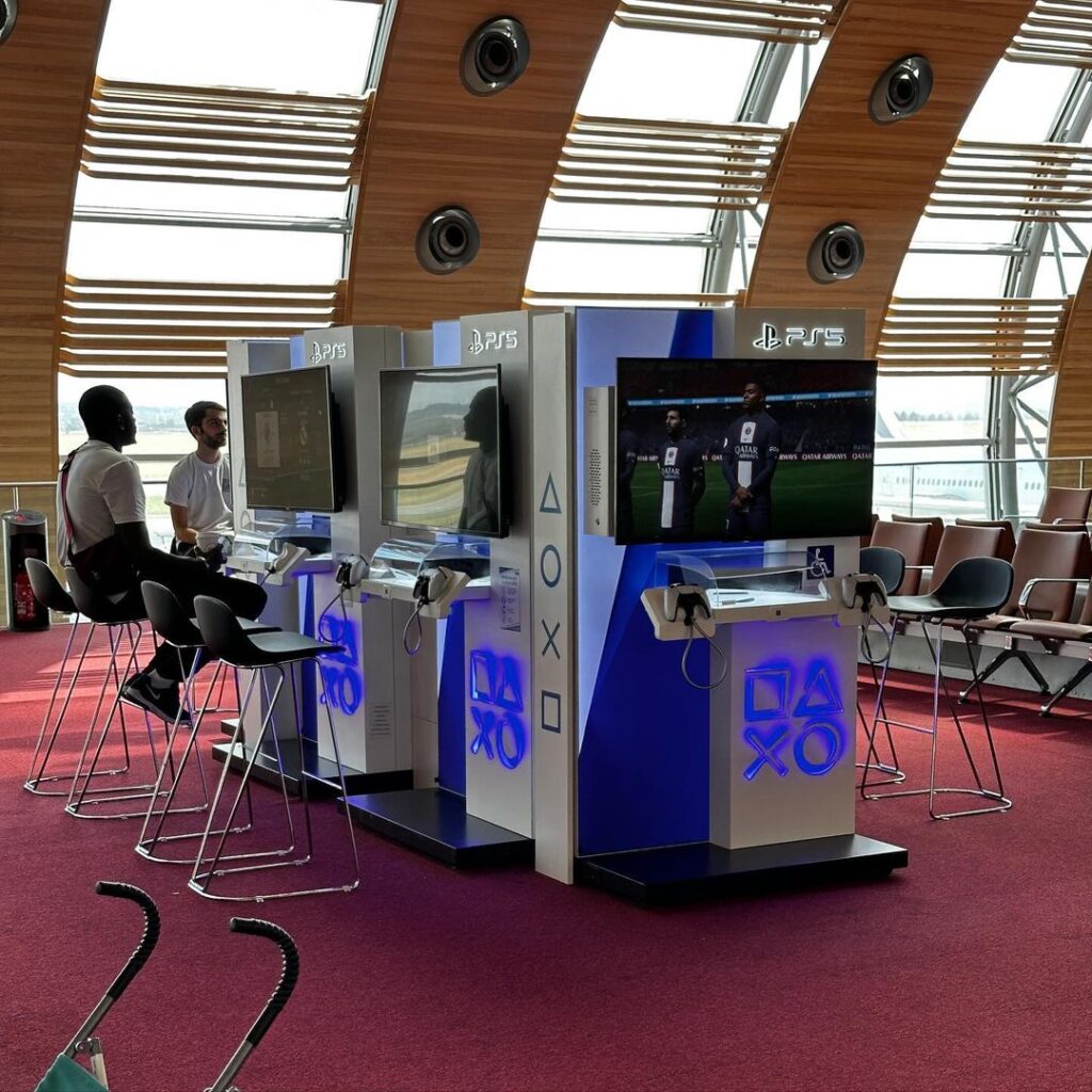 Aeropuerto de Paris tiene PS5 para jugar mientras esperas el vuelo