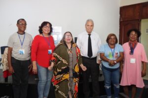 El doctor Neftalif Hernandez, junto a Mirna Pimentel y los miembros de la comision electoral