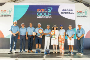 Directivos de Adoexpo entregan los premios a los ganadores del torneo Rafael García y Luis Rafael Tejada.
