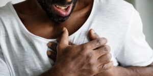 El dolor en el pecho es uno de los síntomas que se manifiestan en quienes padecen una enfermedad cardiovascular. Fuente externa