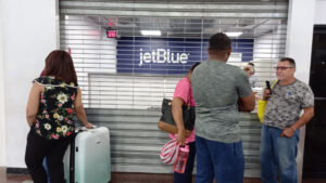 Pasajeros tienen derecho a exigir a JetBlue hasta $250 por retrasos