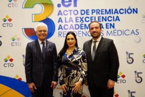 José Cancel, viceministro administrativo del MESCYT; Raúl Díaz y la doctora Aurelia Mayol. FUENTE EXTERNA