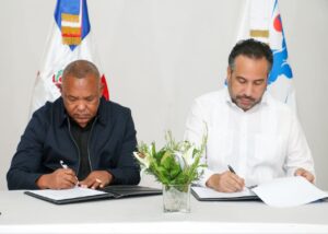 Alberto Rodríguez Mella y Juan Núñez firman acuerdo INEFI-FEDOBE.