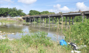 Contaminación del río Nizao bajo el puente que divide las comunidades de Nizao y Palenque. Foto: Jhonny Rotestán