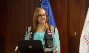 Aida Lucía Vargas, de la Dirección de Inmunoprevenibles por Vacunas. Félix de la Cruz