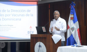 El doctor Luis Rosario, de las Direcciones Provinciales y Áreas de Salud. Félix de la Cruz
