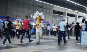 En medios de transporte como el Metro de Santo Domingo, algunas personas están volviendo a utilizar mascarillas. Félix de la Cruz