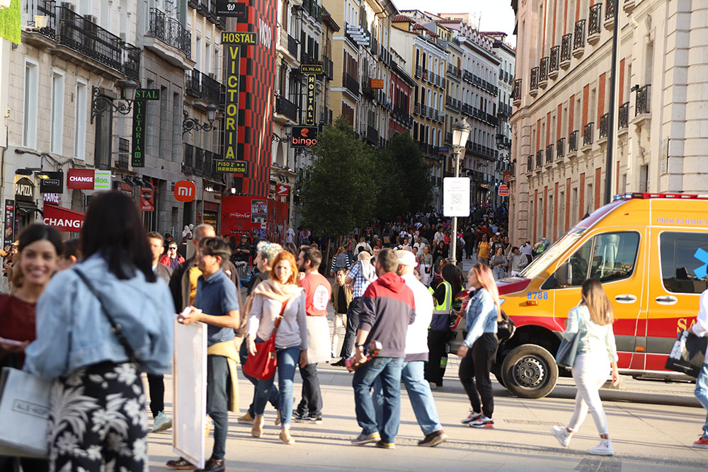 Centro de Madrid con turistas. 