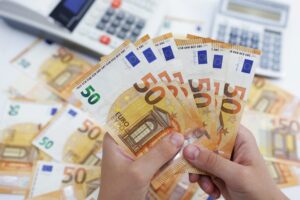 El euro se cambia por encima de 1,1050 dólares