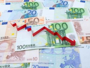El euro cae después de que Lagarde señalara una pausa en alzas