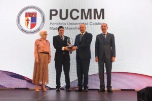 PUCMM es reconocida con el Premio a la Excelencia