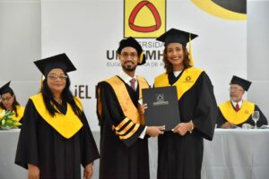 UNIREMHOS gradúa 422 profesionales de grado y posgrado