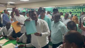 Rubén Maldonado inscribe precandidatura a senador por Santo Domingo