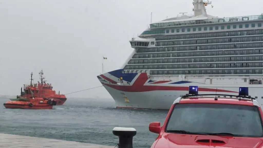 Un crucero choca contra un petrolero debido al fuerte viento en Mallorca