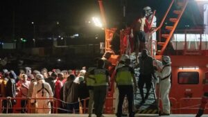 Rescatan a 408 migrantes de cinco embarcaciones que trataban de llegar a Canarias