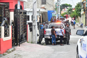 Policía custodia casa del presunto homicida de menor en San Cristóbal