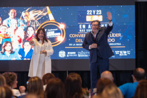 Mariela Romero y Giovanni González durante una de las conferencias realizadas en Estados Unidos. FUENTE EXTERNA