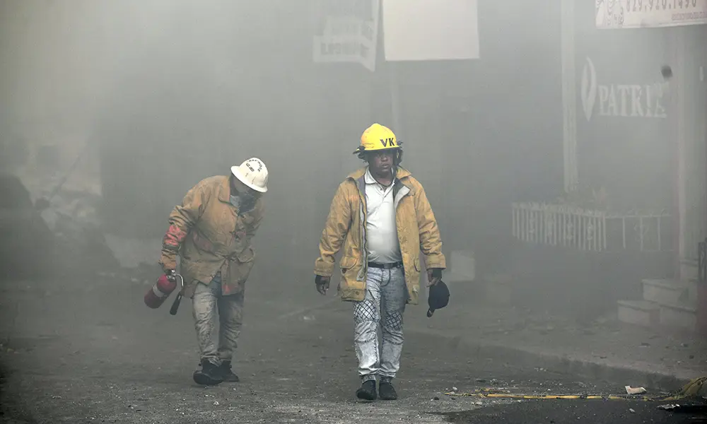 El personal de bomberos trabajó largas horas para poder sofocar el fuego en la zona de comercios de San Cristóbal. Kelvin Mota
