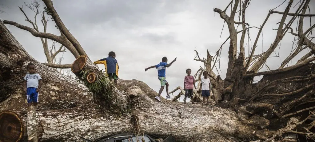 La ONU establece obligación de proteger a los niños de daños climáticos