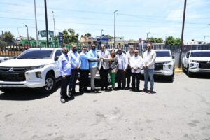 SNS entrega diez camionetas a las nueve regionales de salud