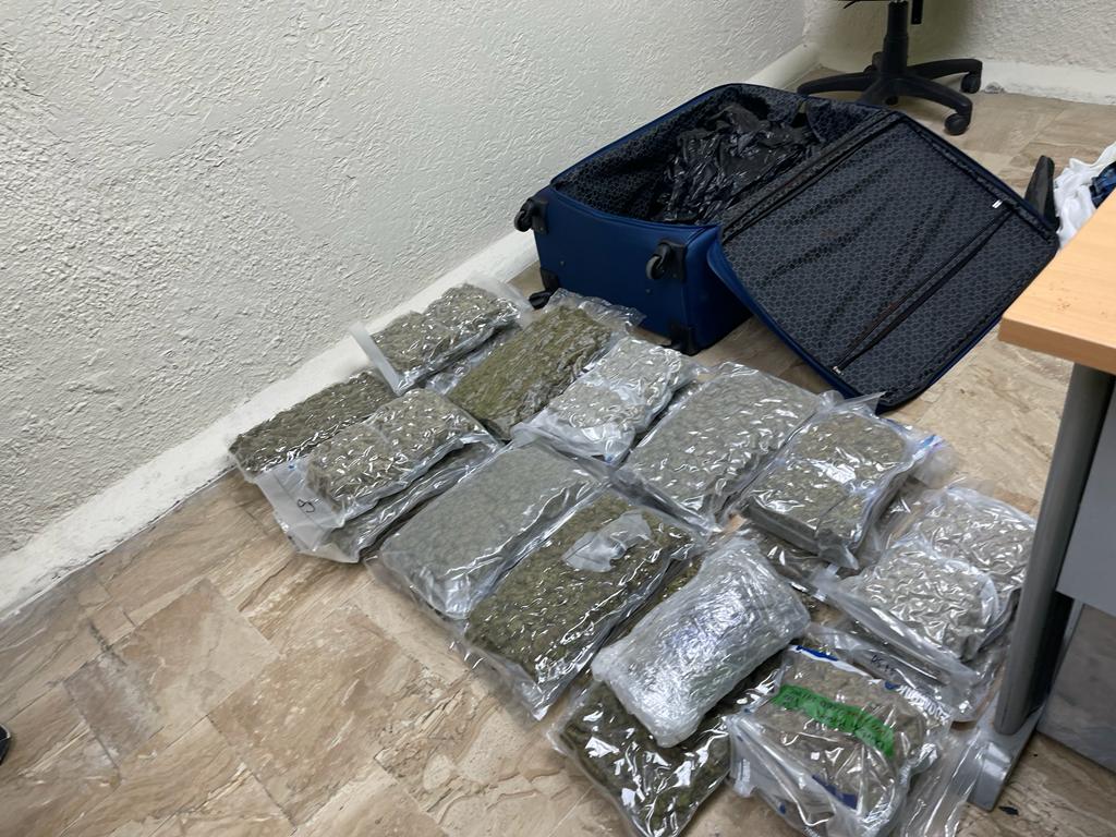 Autoridades buscan mujer dejó abandonada maleta cargada de marihuana en La Altagracia