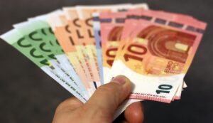 El euro sube a 1,0810 dólares