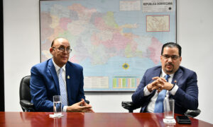 El doctor Reynaldo Peguero y el viceministro Manuel Rodríguez Viñas hablaron sobre el plan de salud. Danny Polanco