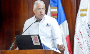 El doctor Luis Rosario, de las Dirección Provinciales y Áreas de Salud. Luduis Tapia