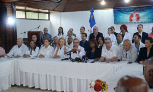 El doctor Senén Caba, junto a otros miembros del Colegio Médico Dominicano. Luduis Tapia