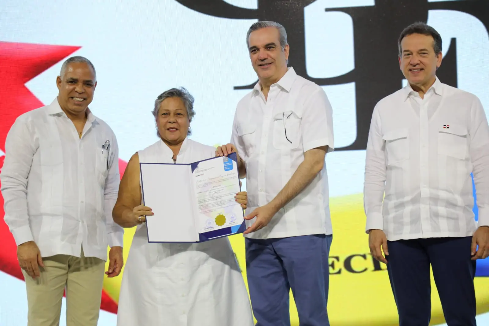 Abinader entrega más de 300 títulos de propiedad en Montecristi