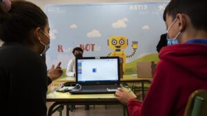 La Unesco pide una regulación rápida de la IA en las escuelas