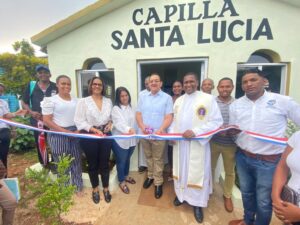 Senador Cristóbal Castillo construye capilla Santa Lucía