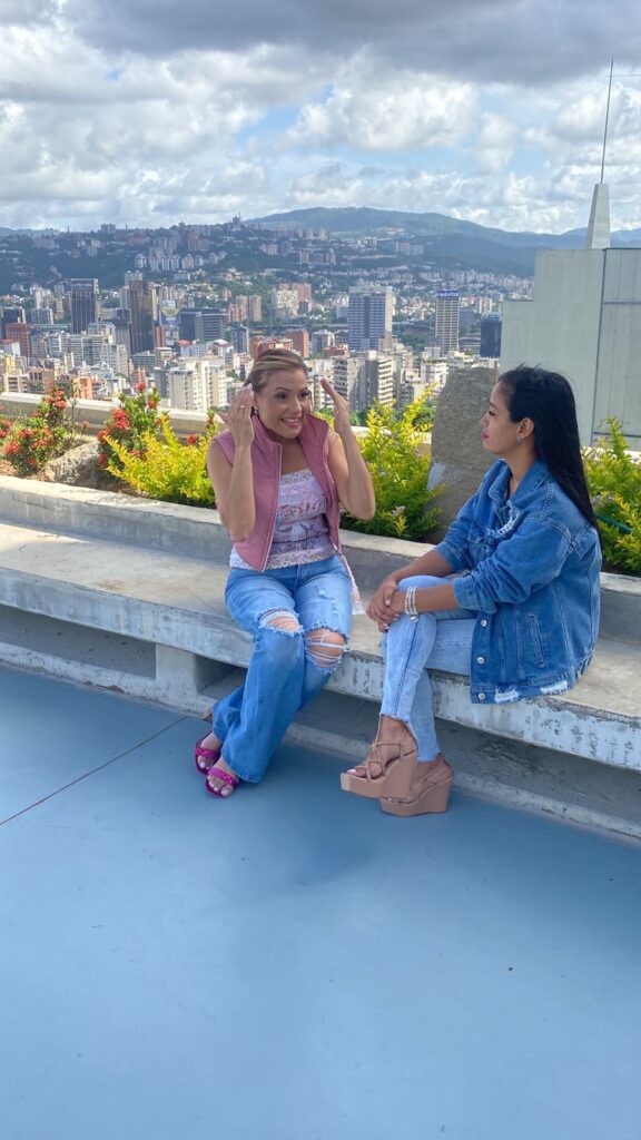 Angélica Brito junto a Jessica Bonifacio Ceballos durante la grabación de su programa en Venevisión