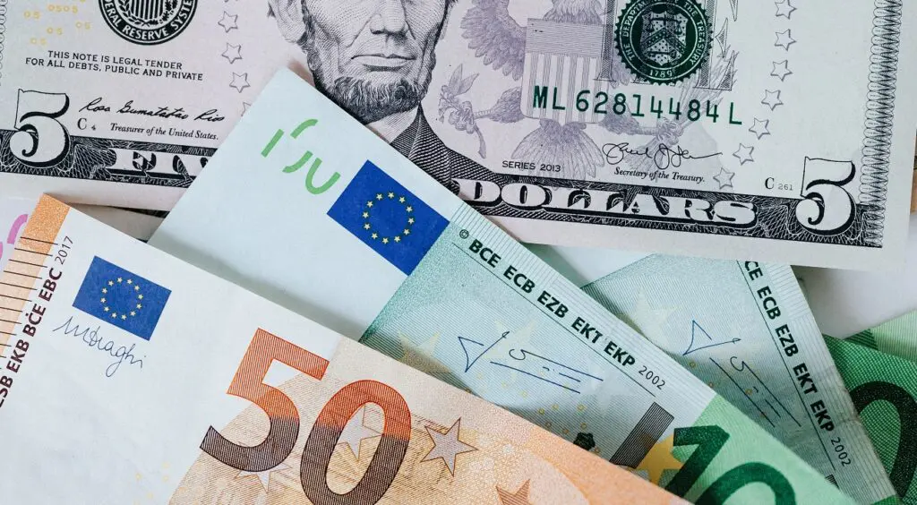El euro sube hasta 1,0750 dólares tras la inflación de EEUU