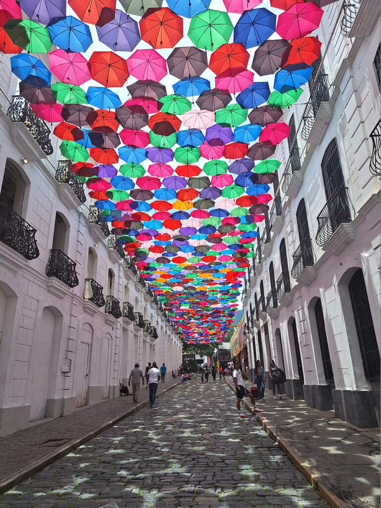 Paseo de los paraguas multicolores. 