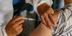 La OMS recomienda a grupos de riesgo vacunarse contra la covid-19