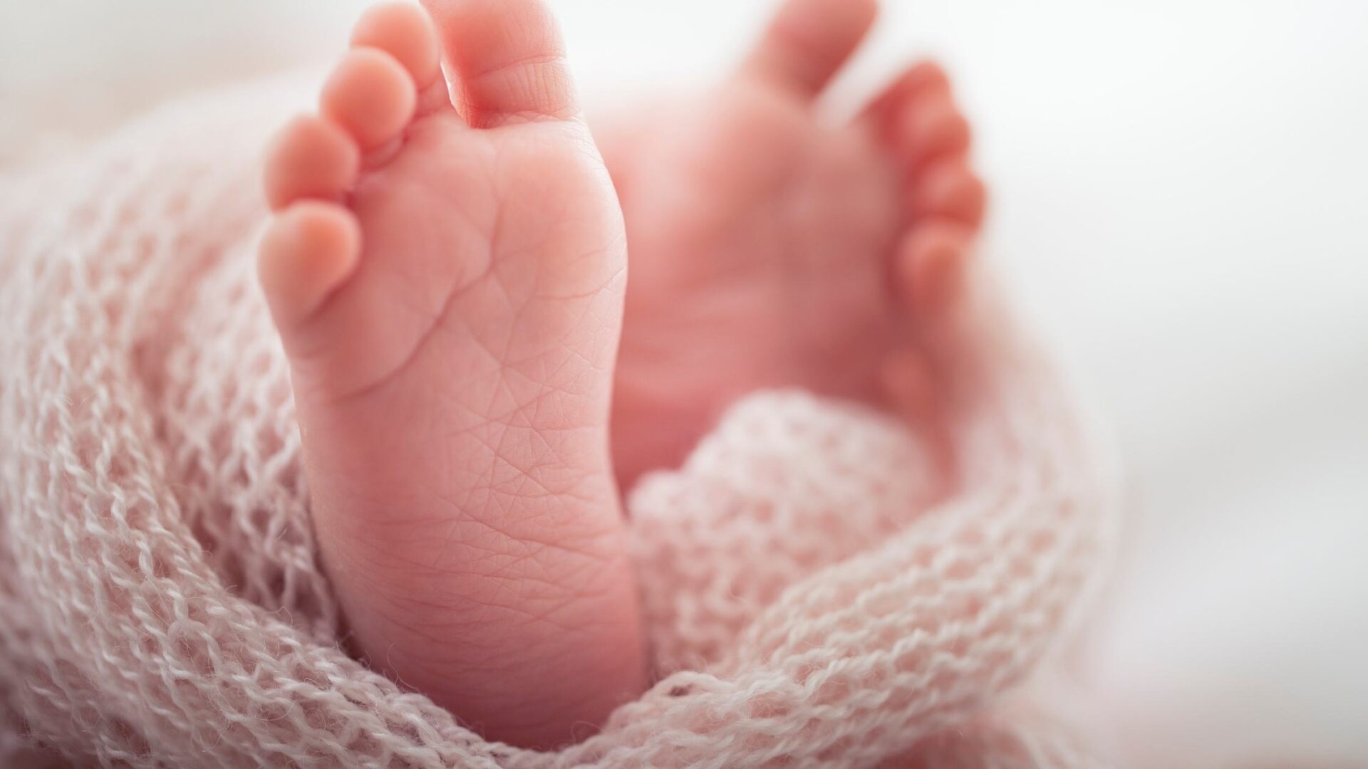 Raptan niña recién nacida en hospital de Santiago