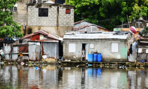 Viviendas en la margen oriental del río Ozama, zona vulnerable a inundaciones y derrumbes. Foto: Danny Polanco