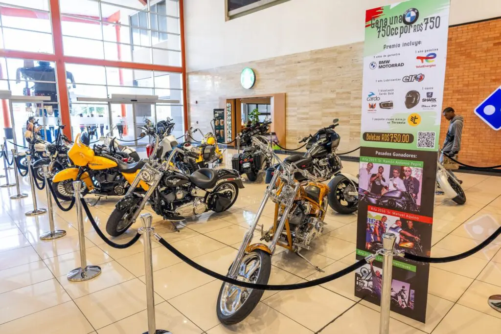 Nativos MC presenta su "Pasión por las motocicletas" en Galería 360