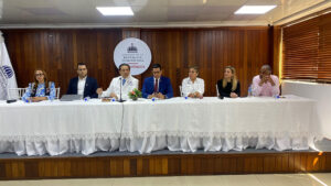 El ministro Daniel Rivera saludó la decisión del Colegio Médico de dejar las paralizaciones para atender casos de dengue. Luduis Tapia