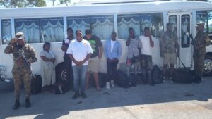 Migración detiene a dominicano con 6 haitianos ilegales en camión