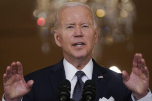 Biden pide a los republicanos apoyar prohibición de armas de asalto