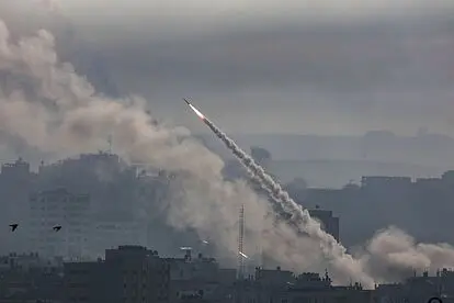Israel bombardea Gaza y lanza la operación "Espadas de hierro"