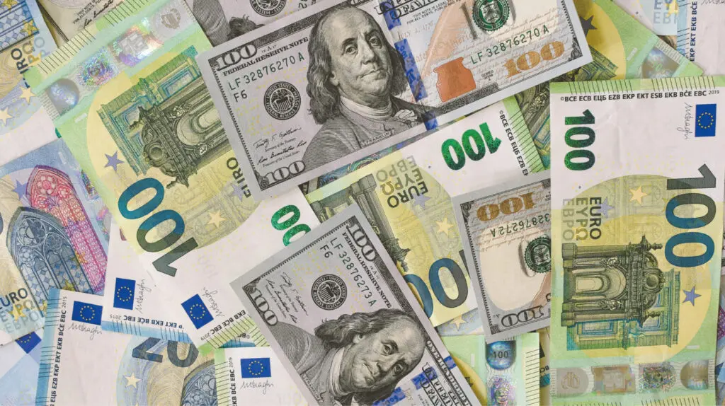 El euro se estabiliza por encima de 1,05 dólares