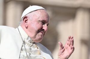 El papa pide que la Iglesia se sienta 