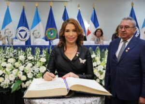 Juramentan a la diputada Silvia García nueva presidenta del PARLACEN